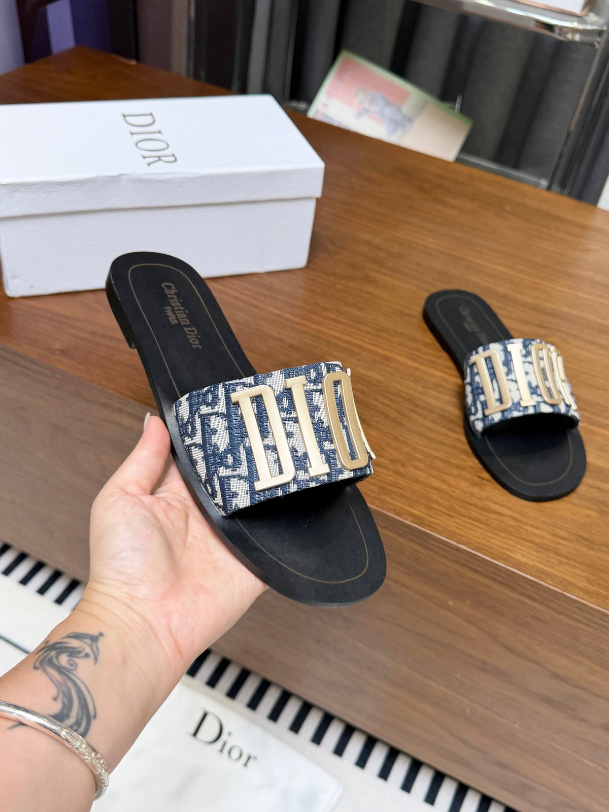DIOR 26S D-WAY SLIDE IN BLUE DIOR OBLIQUE EMBROIDERED COTTON WITH GOLD HARDWARE