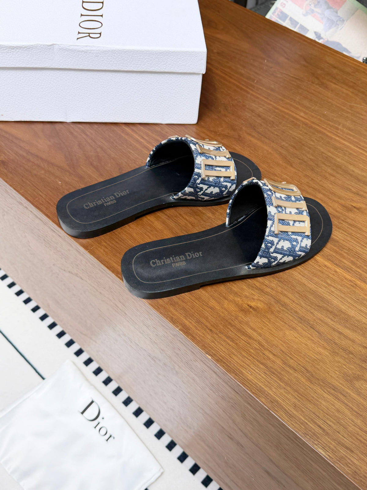 DIOR 26S D-WAY SLIDE IN BLUE DIOR OBLIQUE EMBROIDERED COTTON WITH GOLD HARDWARE