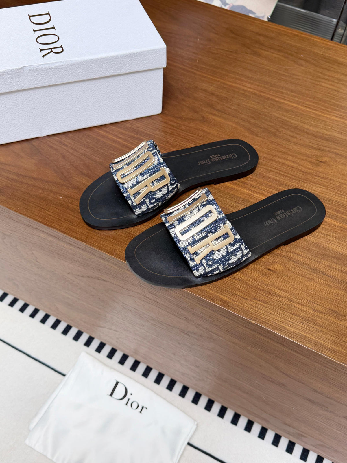 DIOR 26S D-WAY SLIDE IN BLUE DIOR OBLIQUE EMBROIDERED COTTON WITH GOLD HARDWARE