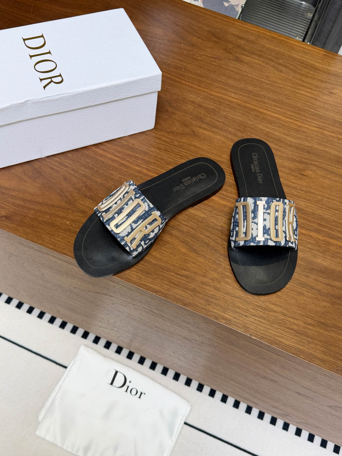 DIOR 26S D-WAY SLIDE IN BLUE DIOR OBLIQUE EMBROIDERED COTTON WITH GOLD HARDWARE