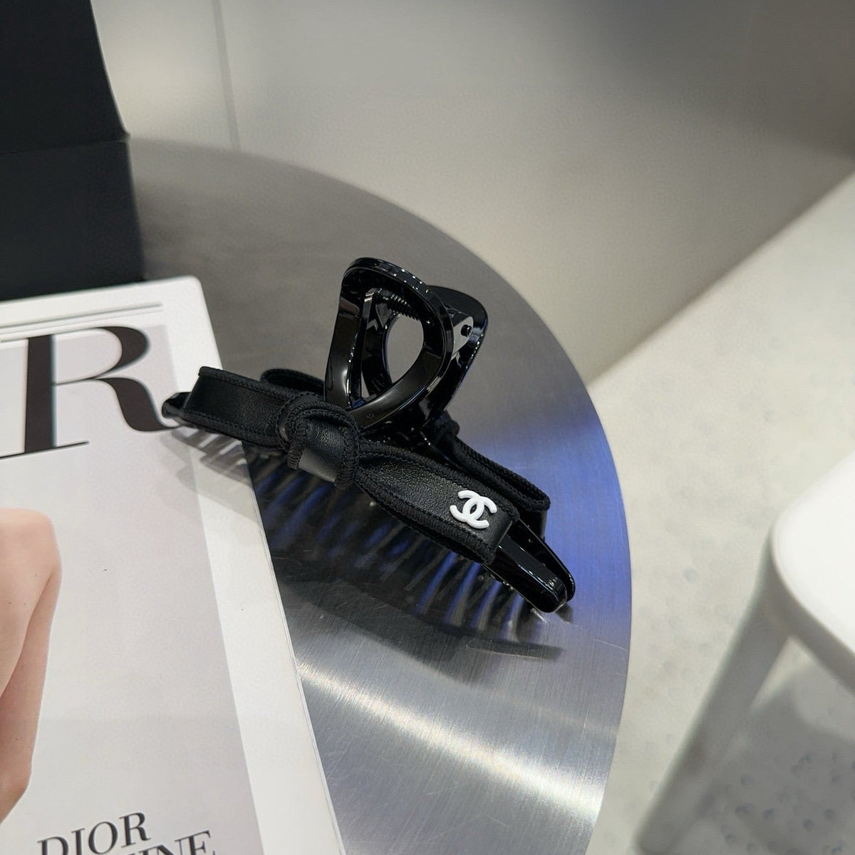 CHANEL 26S BOW HAIR CLIP IN BLACK ACETATE 512098