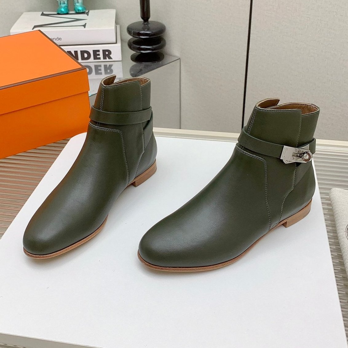 WOMEN'S NEO ANKLE BOOT IN ARMY GREEN CALFSKIN