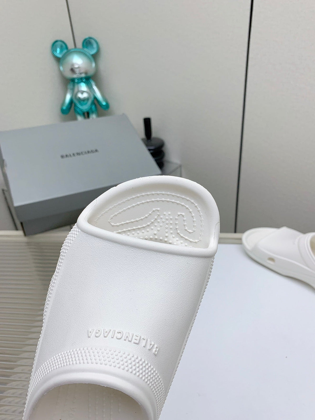 POOL CROCS IN WHITE RUBBER