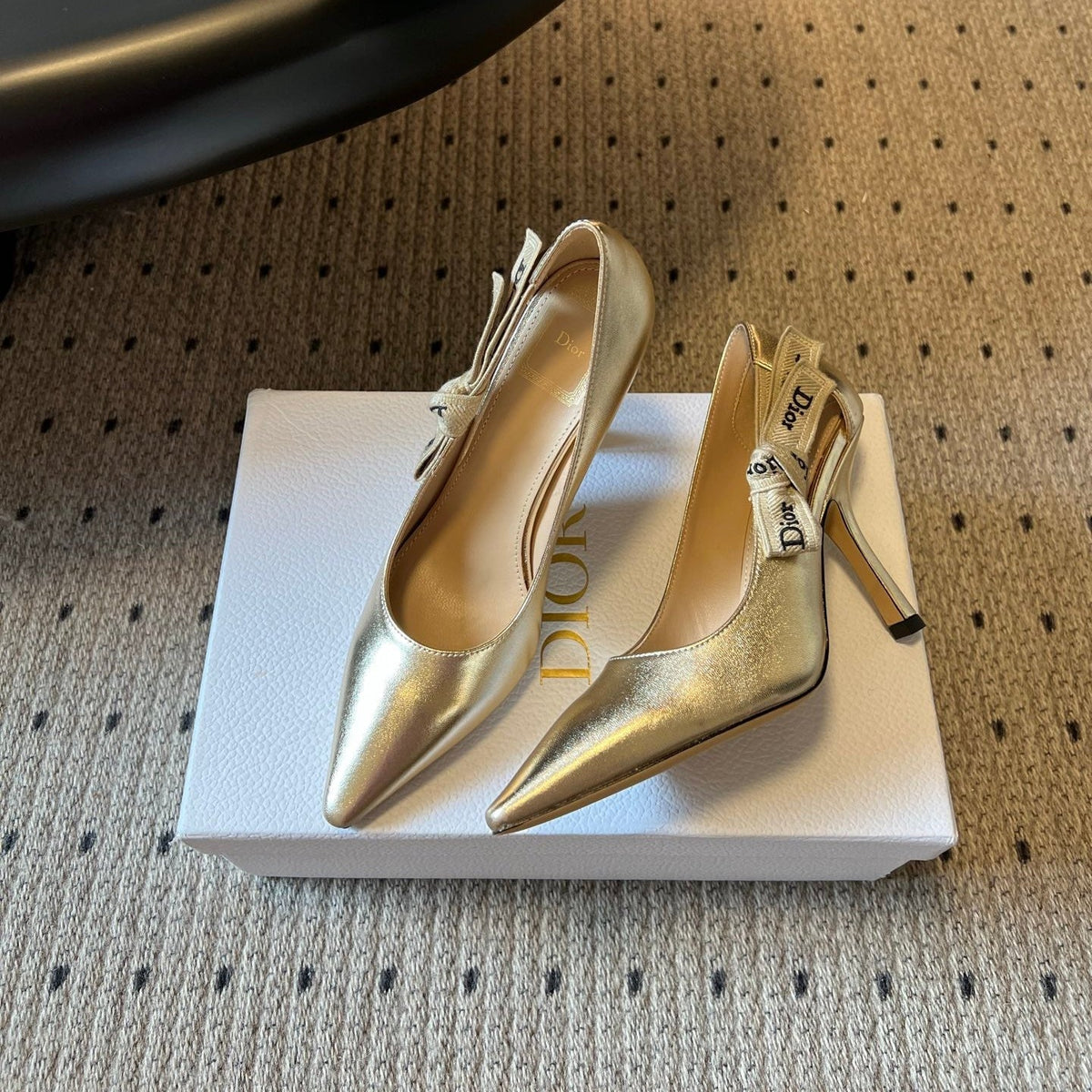 DIOR 26S POINTED-TOE PUMPS 95MM IN GOLD CALFSKIN WITH J'ADIOR BOW