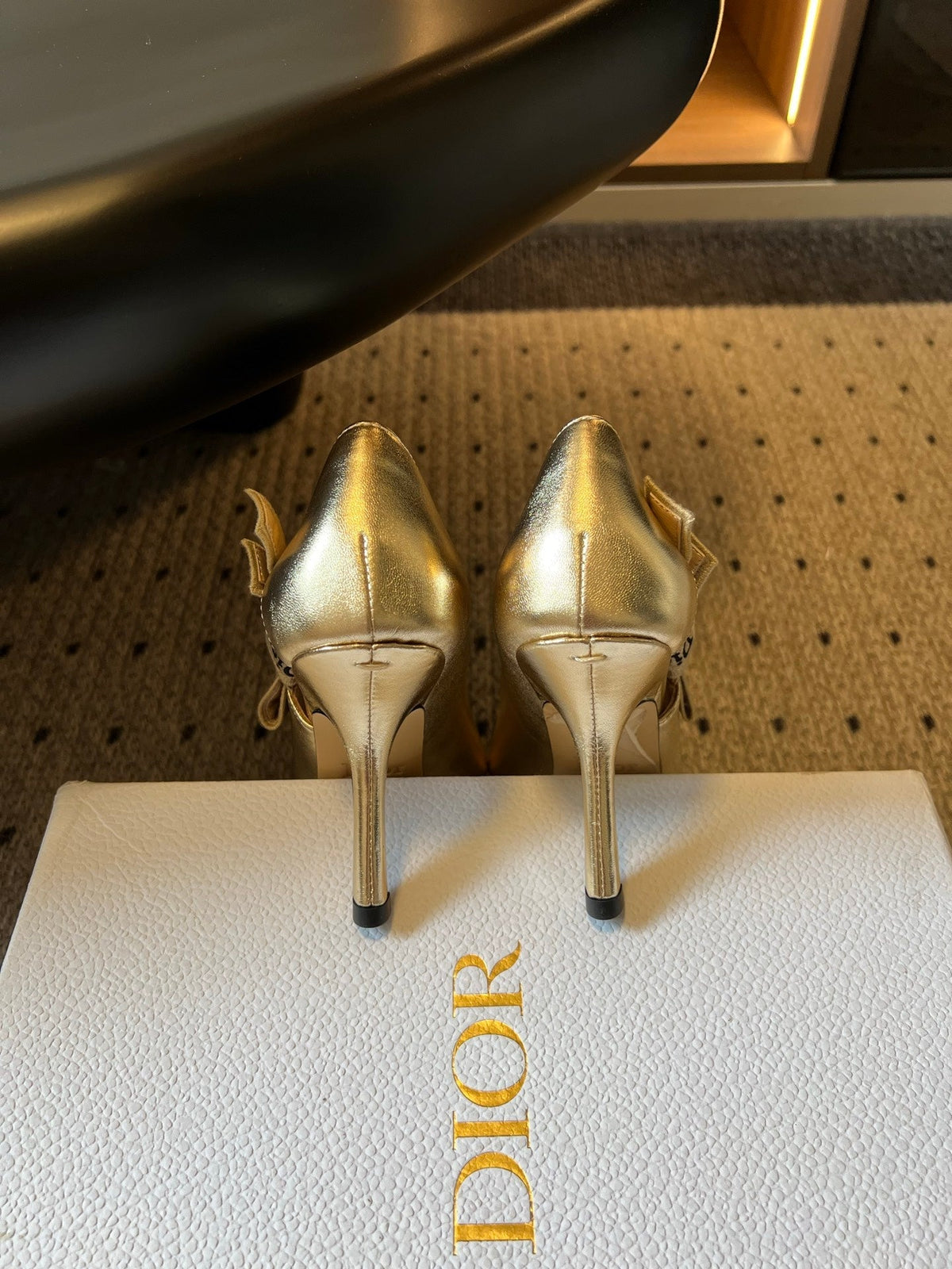 DIOR 26S POINTED-TOE PUMPS 95MM IN GOLD CALFSKIN WITH J'ADIOR BOW