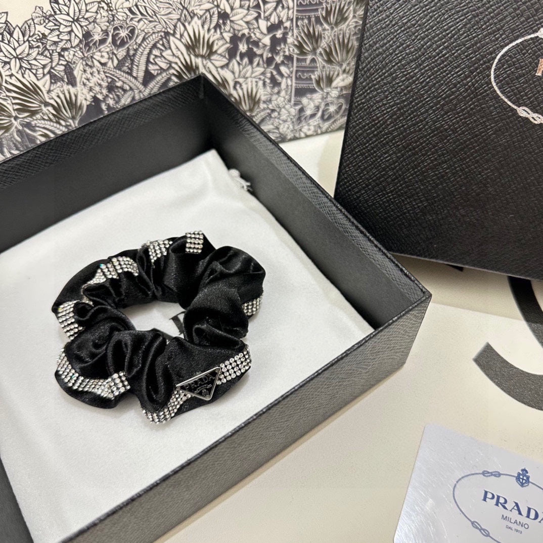 SCRUNCHIE IN BLACK VELVET WITH CRYSTAL CHAIN 369301