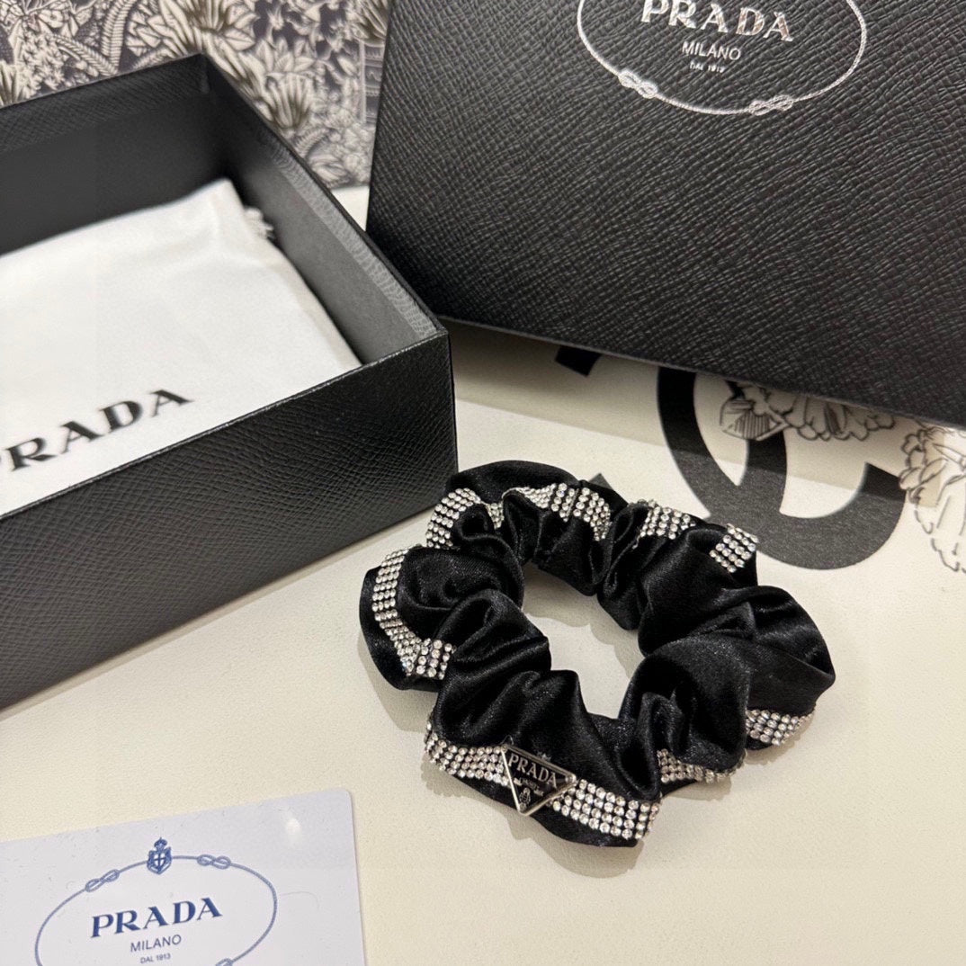 SCRUNCHIE IN BLACK VELVET WITH CRYSTAL CHAIN 369301
