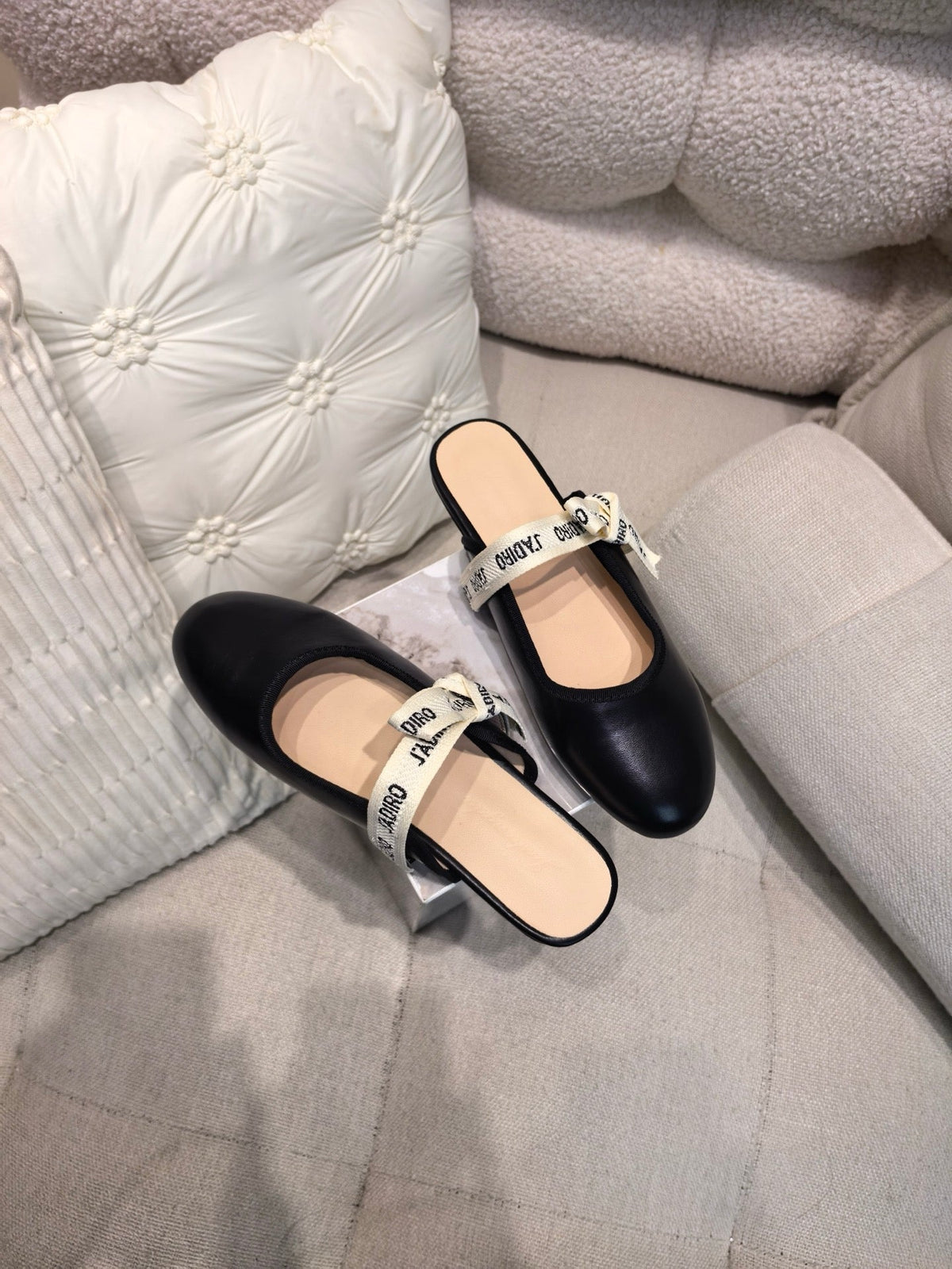 DIOR 26S FLAT MULES IN BLACK CALFSKIN WITH J'ADIOR BOW