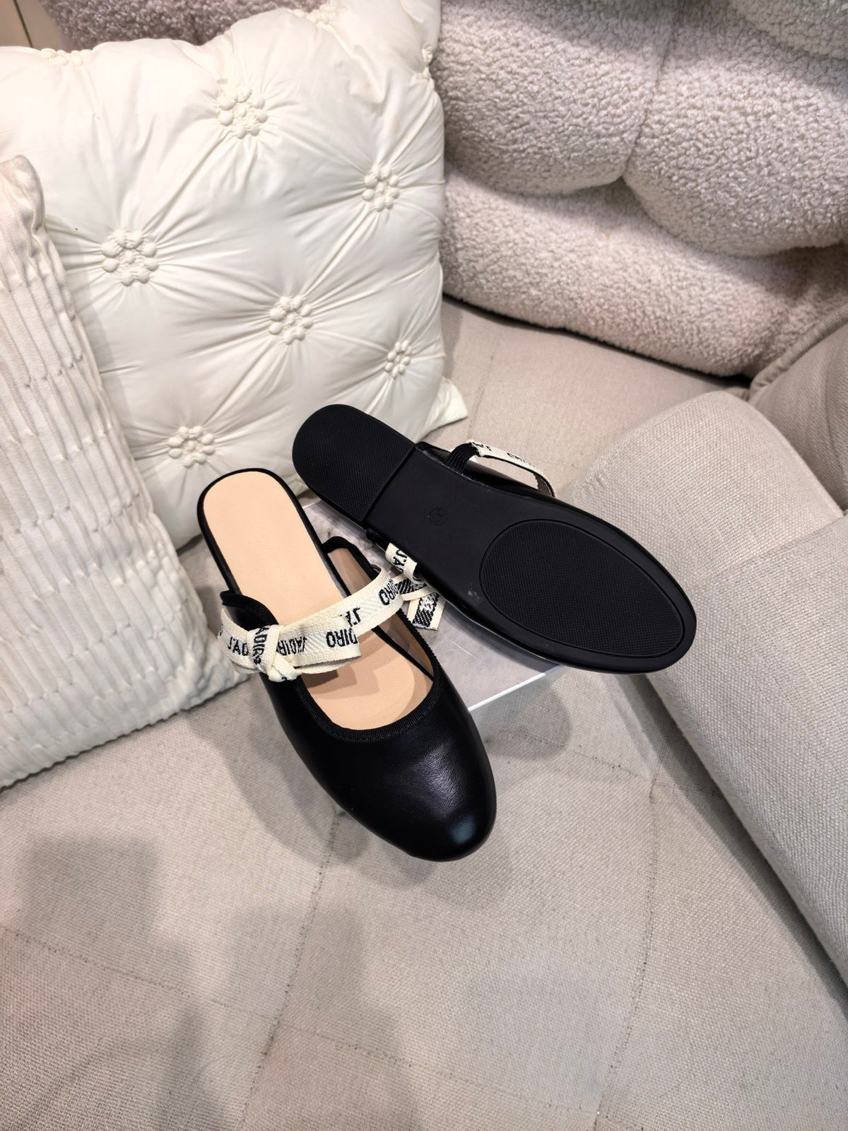 DIOR 26S FLAT MULES IN BLACK CALFSKIN WITH J'ADIOR BOW