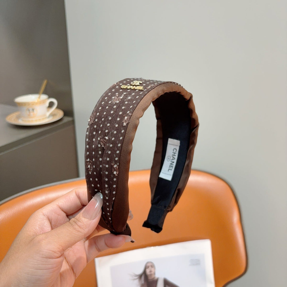 CHANEL 26S HEADBAND IN WHITE AND BLACK SILK 505294