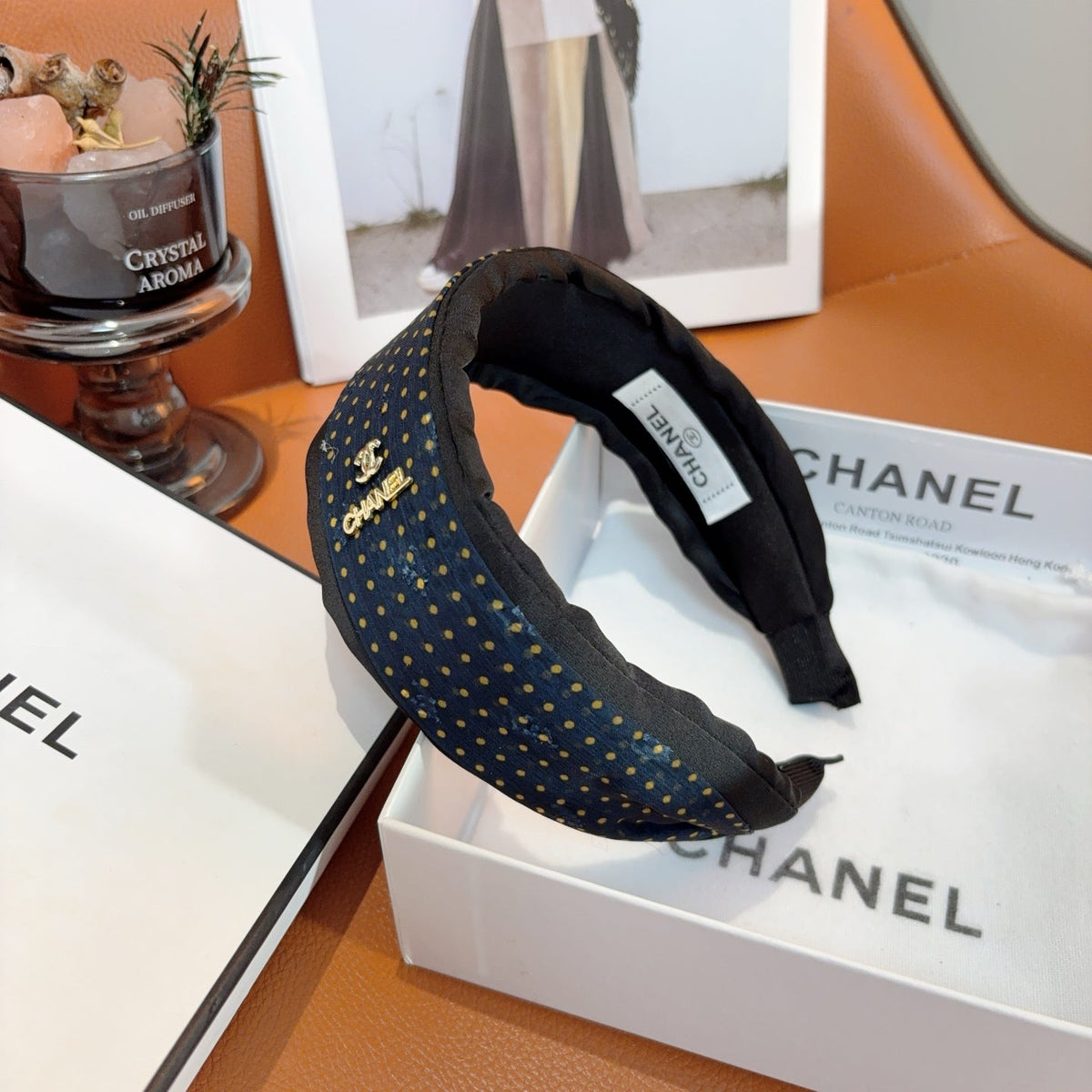 CHANEL 26S HEADBAND IN WHITE AND BLACK SILK 505295