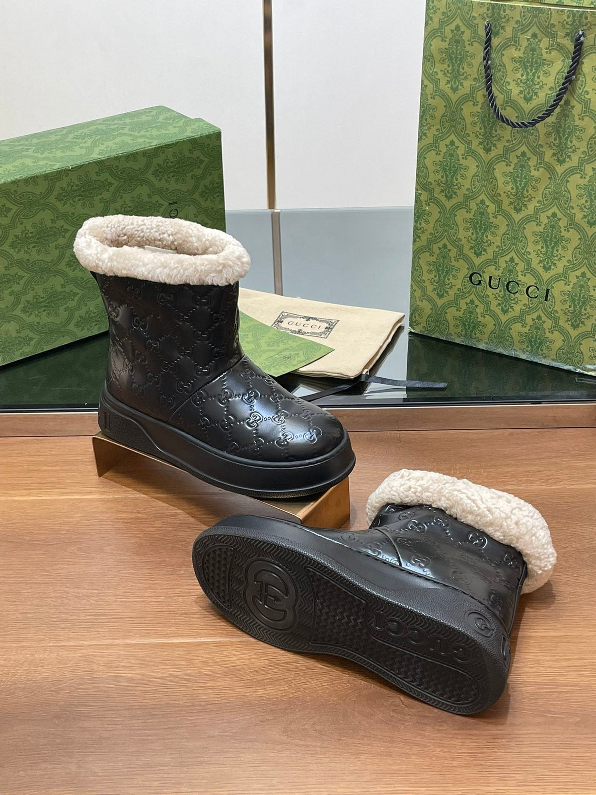 GG SNOW BOOTS IN BLACK EMBOSSED DEERSKIN AND BEIGE WOOL LINING