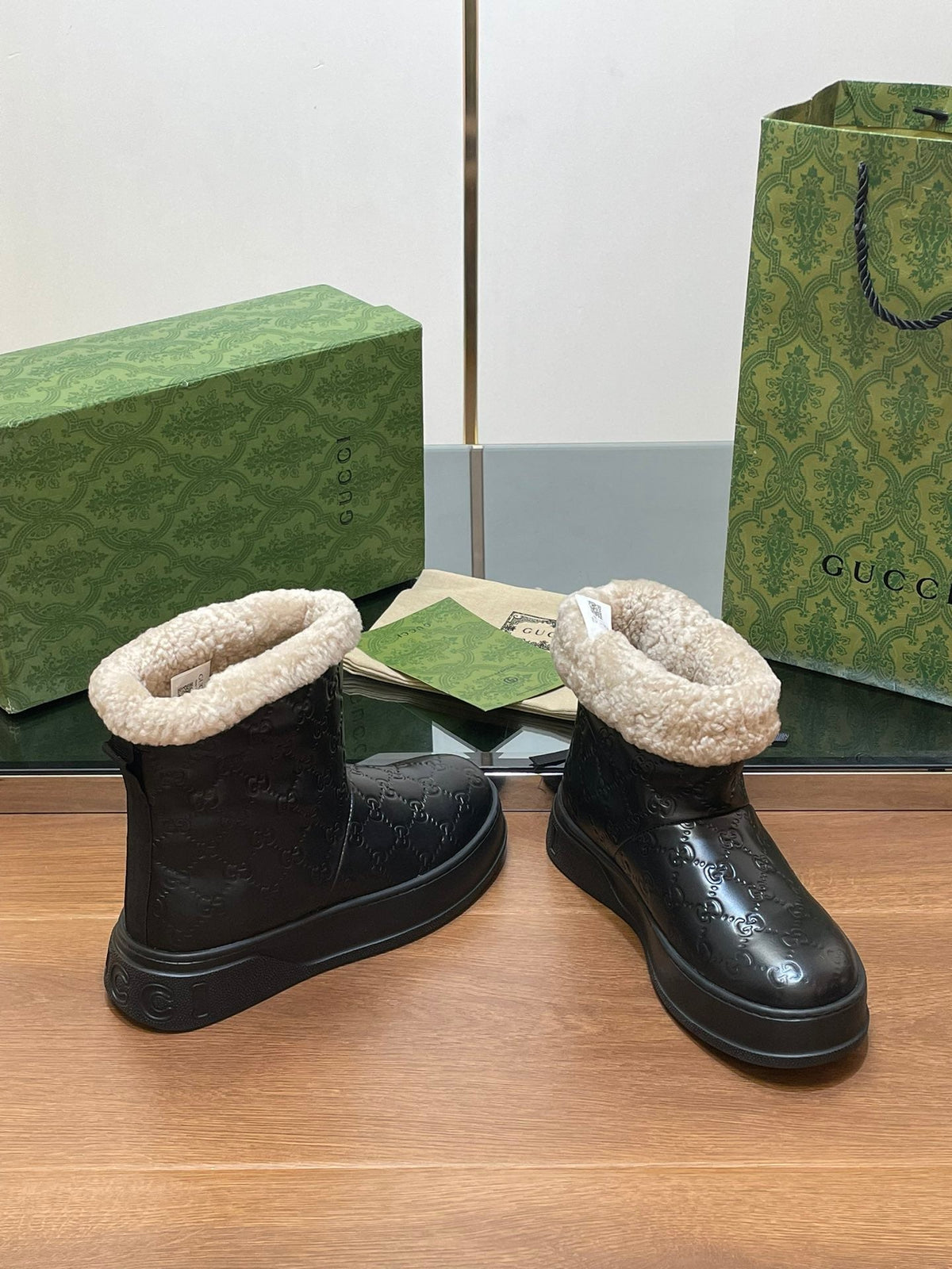GG SNOW BOOTS IN BLACK EMBOSSED DEERSKIN AND BEIGE WOOL LINING