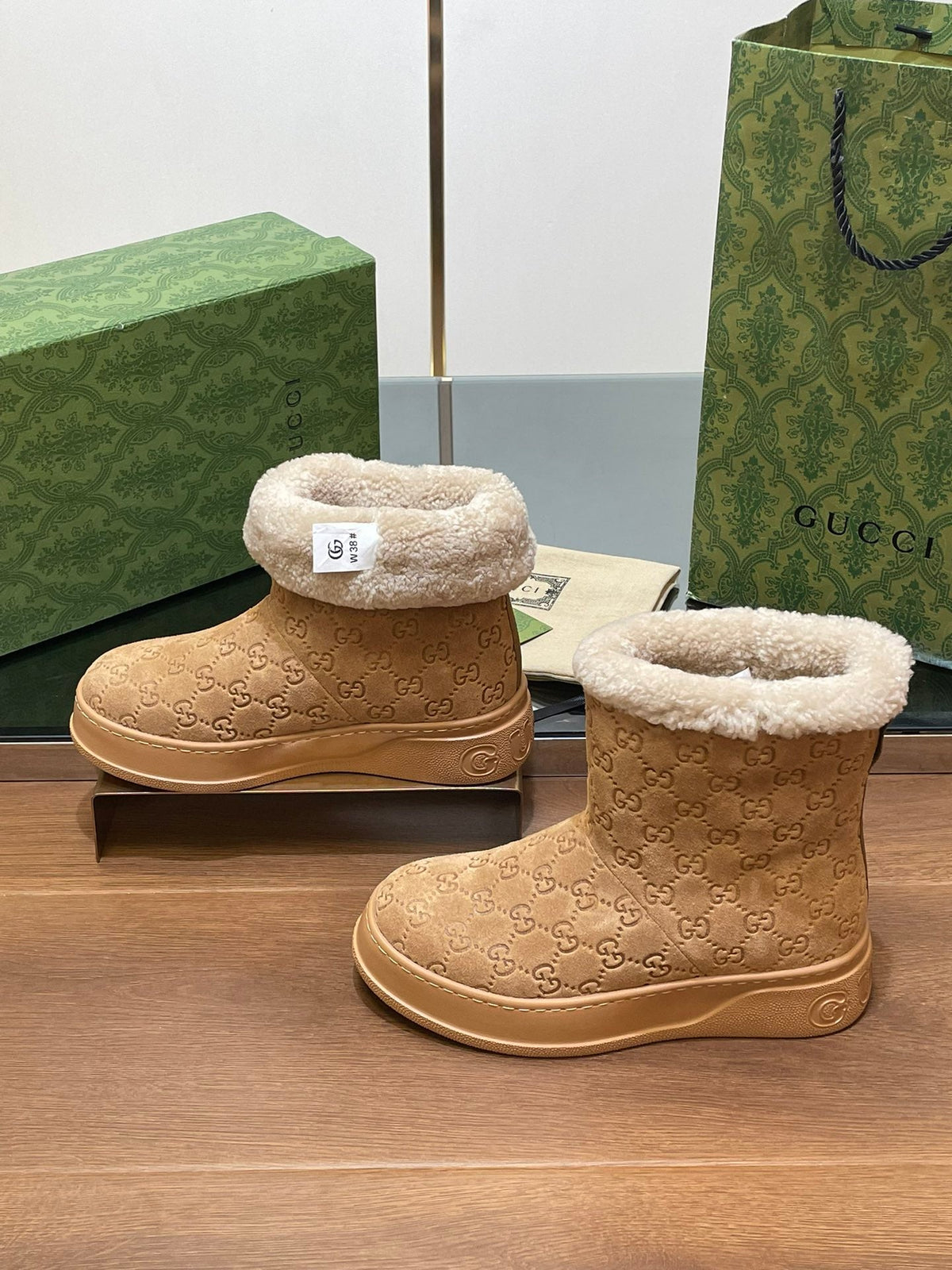 GG SNOW BOOTS IN CIDER BROWN EMBOSSED SUEDE AND BEIGE WOOL LINING