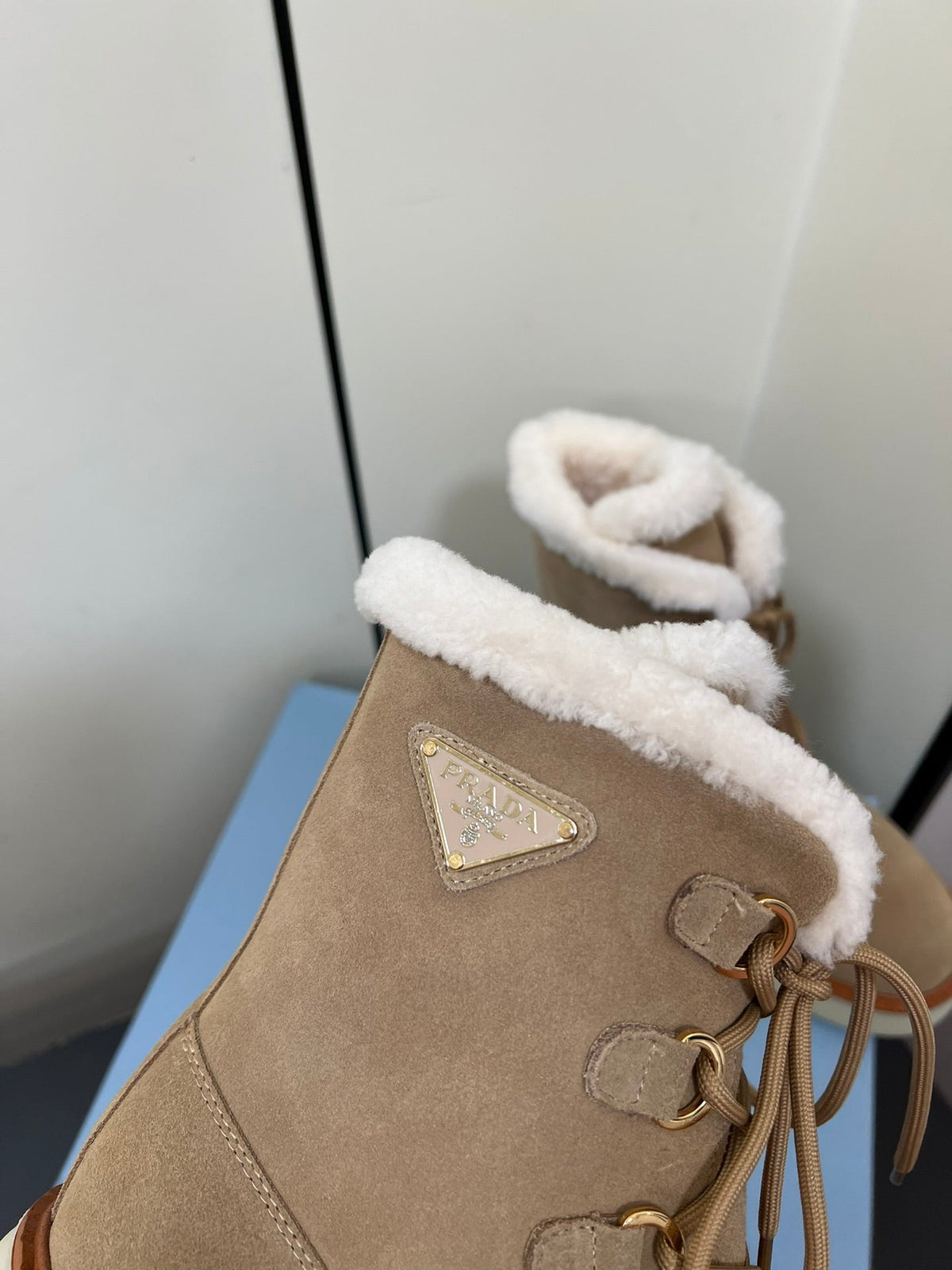 LACE-UP ANKLE BOOTS IN TAN BEIGE SUEDE AND SHEARLING LINING