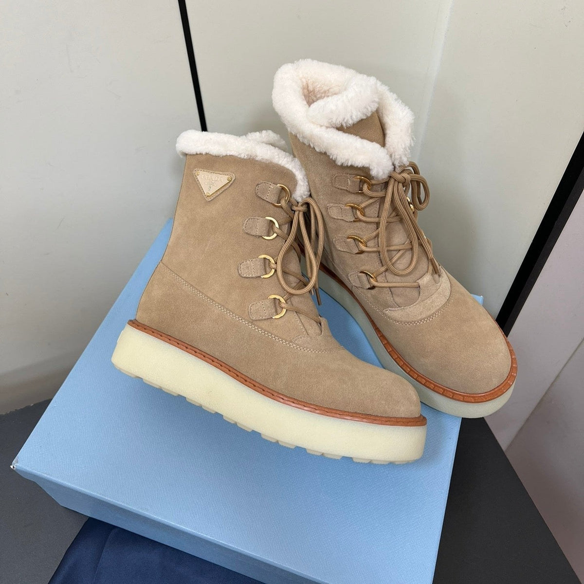 LACE-UP ANKLE BOOTS IN TAN BEIGE SUEDE AND SHEARLING LINING