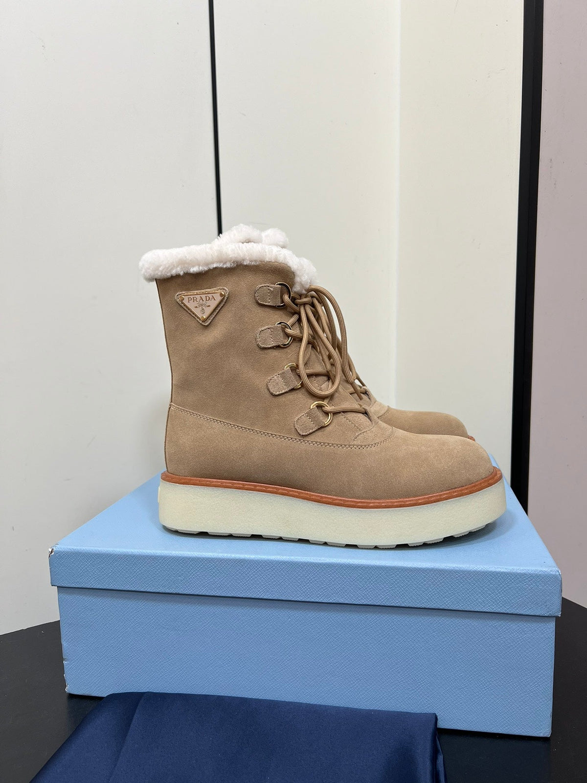 LACE-UP ANKLE BOOTS IN TAN BEIGE SUEDE AND SHEARLING LINING