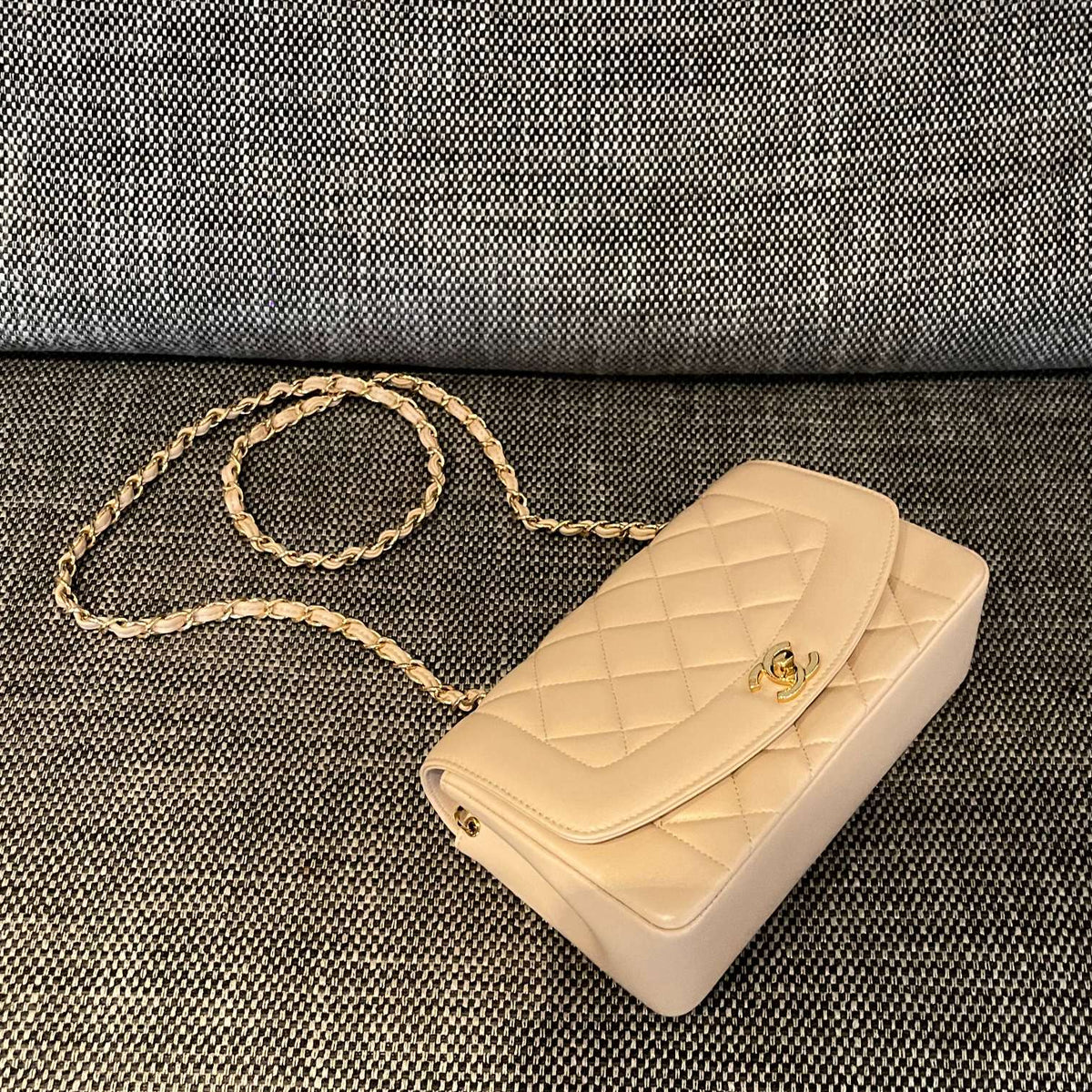 CHANEL 26S FLAP SHOULDER BAG 22 IN BEIGE QUILTED LAMBSKIN GOLD HARDWARE