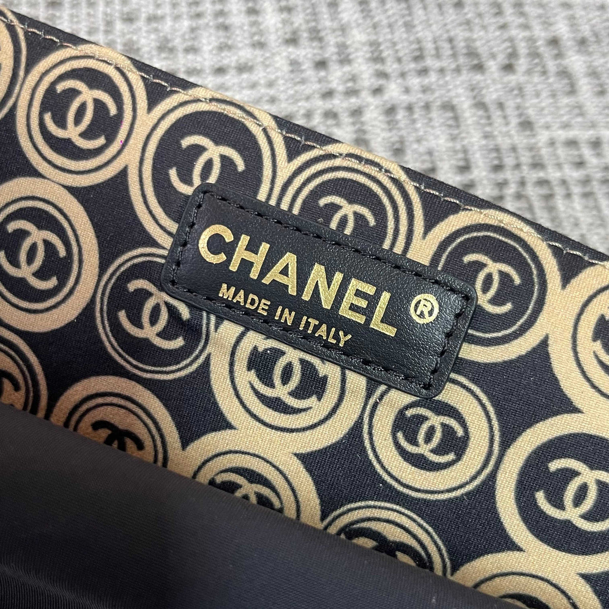 CHANEL 25S SHOPPING BAG 46 CM IN BLACK MIX BEIGE CANVAS PRINTED LOGO