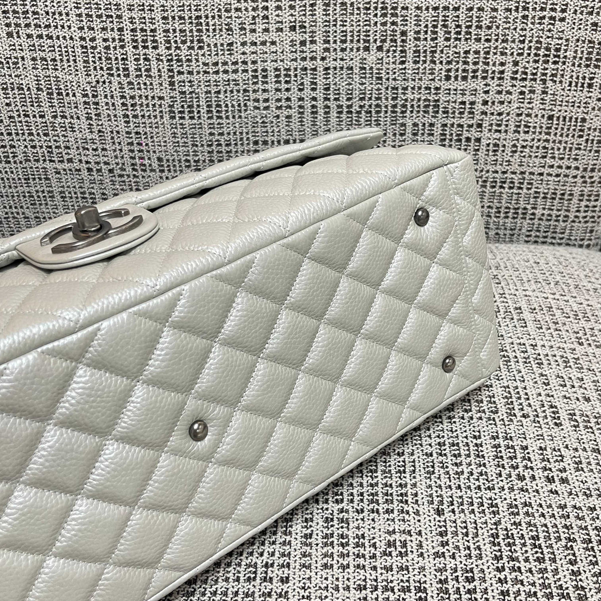 CHANEL 26S CLASSIC JUMBO FLAP BAG 46 IN LIGHT GREY CAVIAR CALFSKIN DARK SILVER HARDWARE