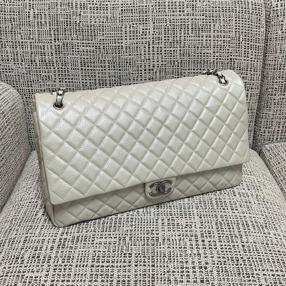CHANEL 26S CLASSIC JUMBO FLAP BAG 46 IN LIGHT GREY CAVIAR CALFSKIN DARK SILVER HARDWARE