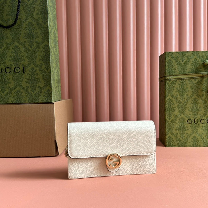 INTERLOCKING WOC 20 IN WHITE GRAINY CALFSKIN GOLD HARDWARE