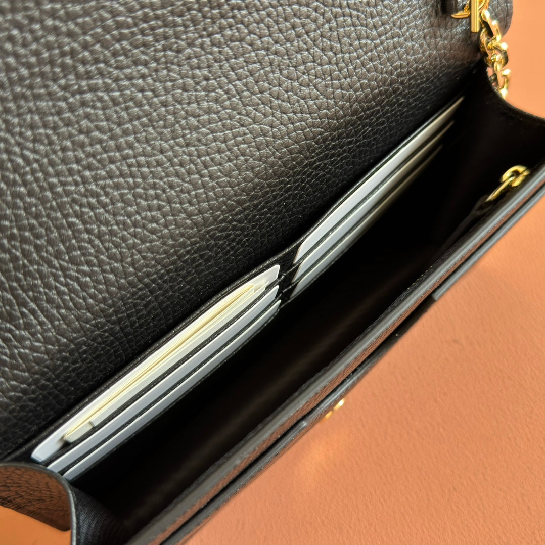EMBLEM WALLET ON CHAIN 20 IN BLACK SMOOTH GG CALFSKIN
