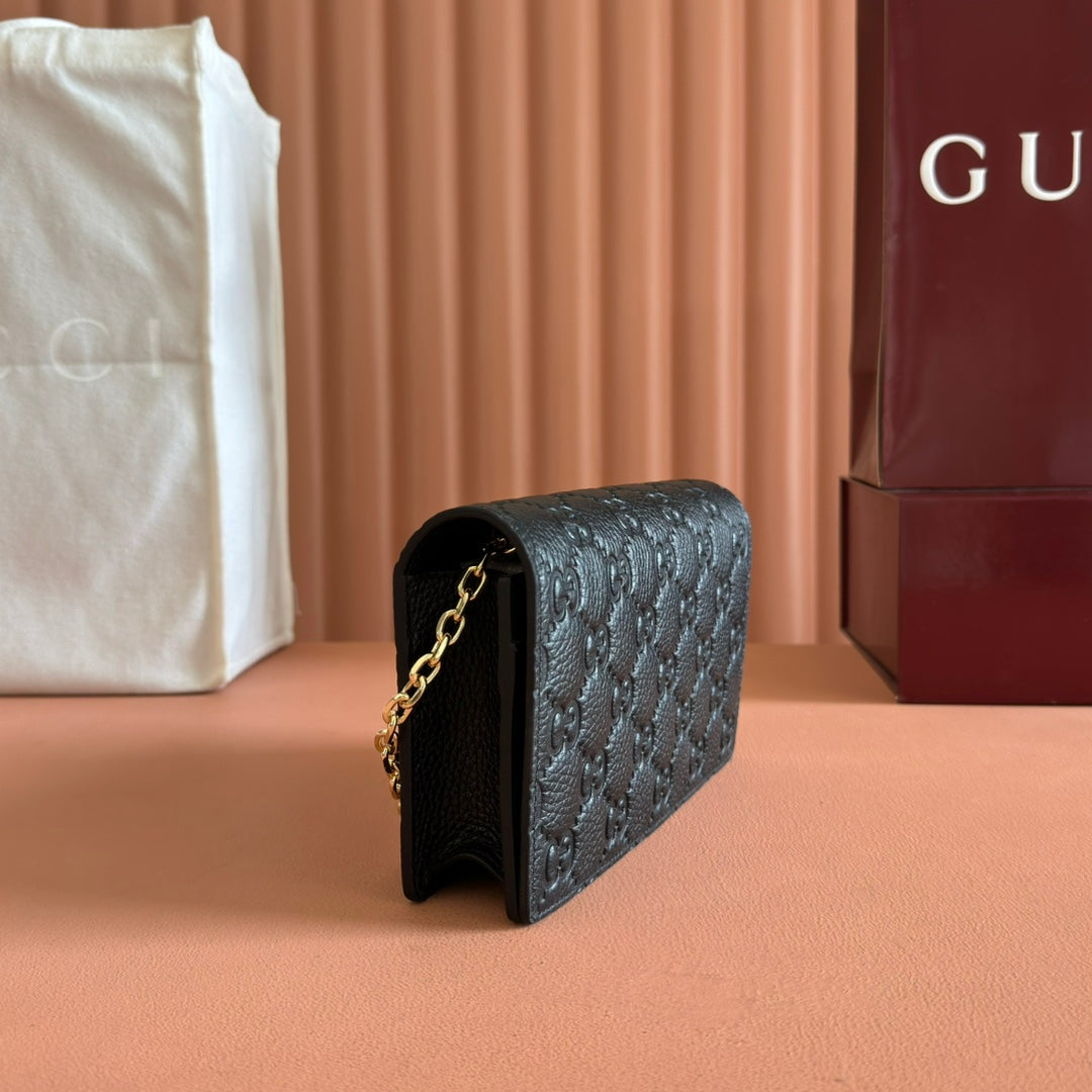EMBLEM WALLET ON CHAIN 20 IN BLACK SMOOTH GG CALFSKIN