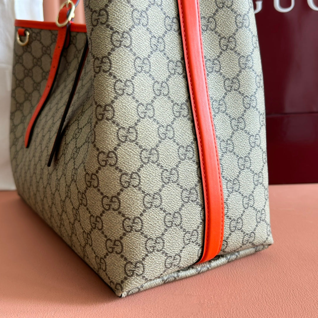 GUCCI 25S EMBLEM LARGE BAG 38 IN BEIGE AND BLACK CALFSKIN