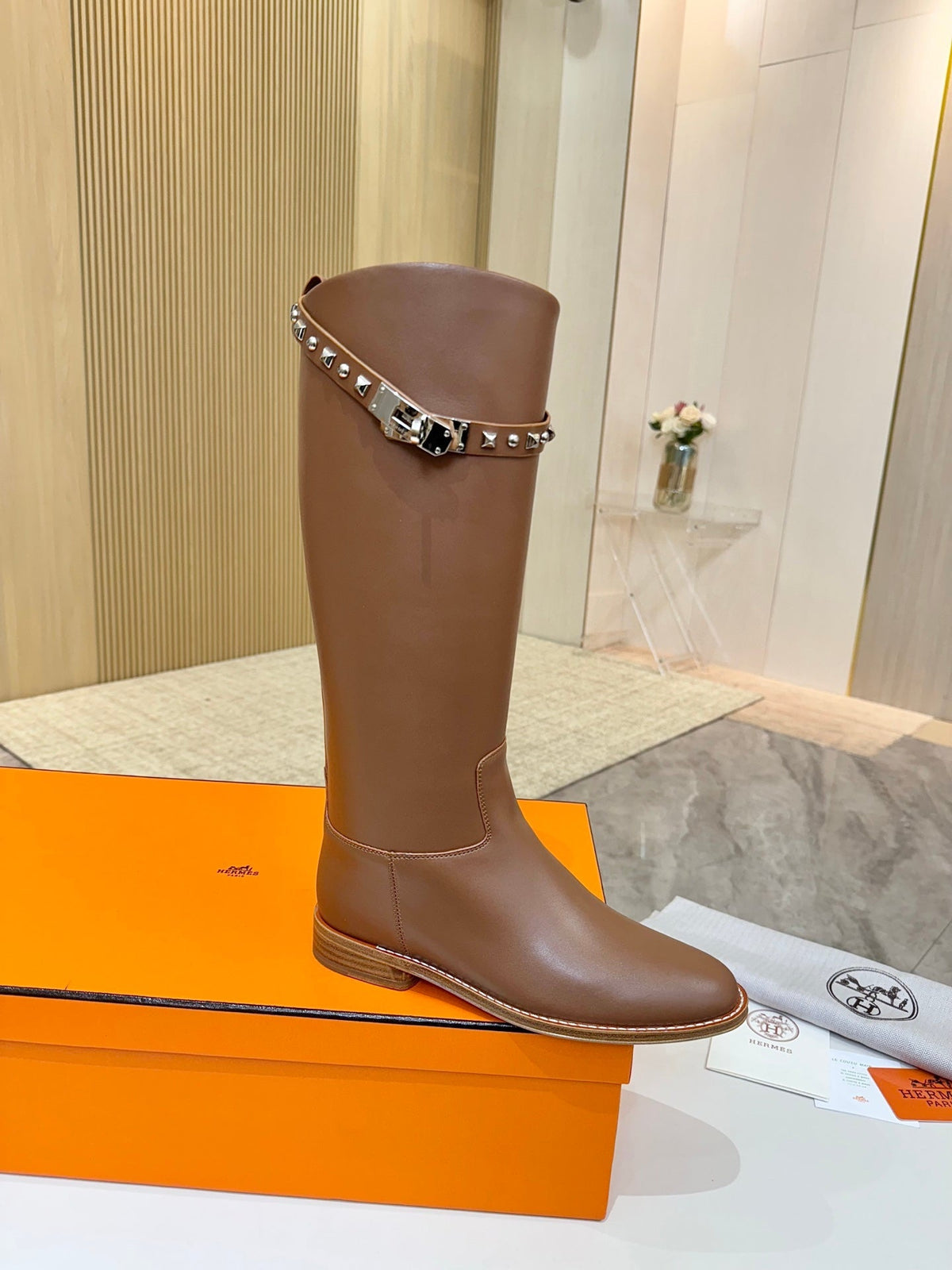HM 25S KNEE-HIGH FLAT BOOTS IN BROWN LAMBSKIN WITH SILVER HARDWARE