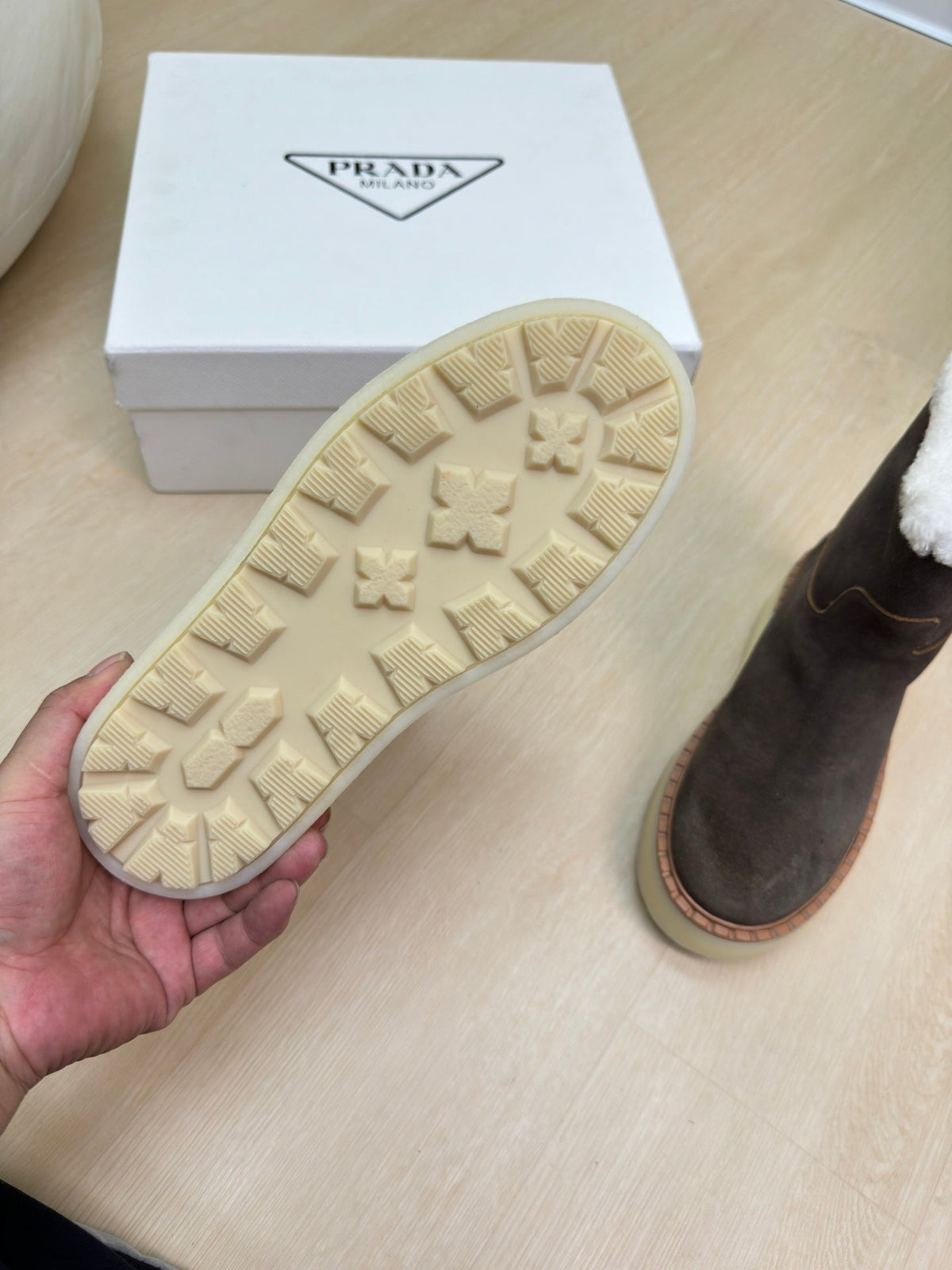SUEDE BOOTS DARK BROWN WITH SHEARLING LINING AND RUBBER FLATFORM SOLE