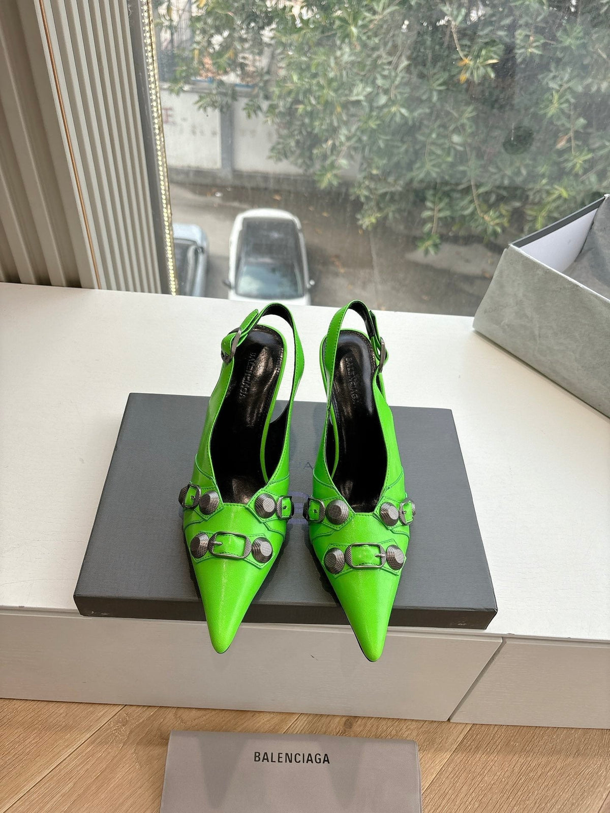 CAGOLE HIGH SLINGBACK IN NEON GREEN GLOSSY CALFSKIN
