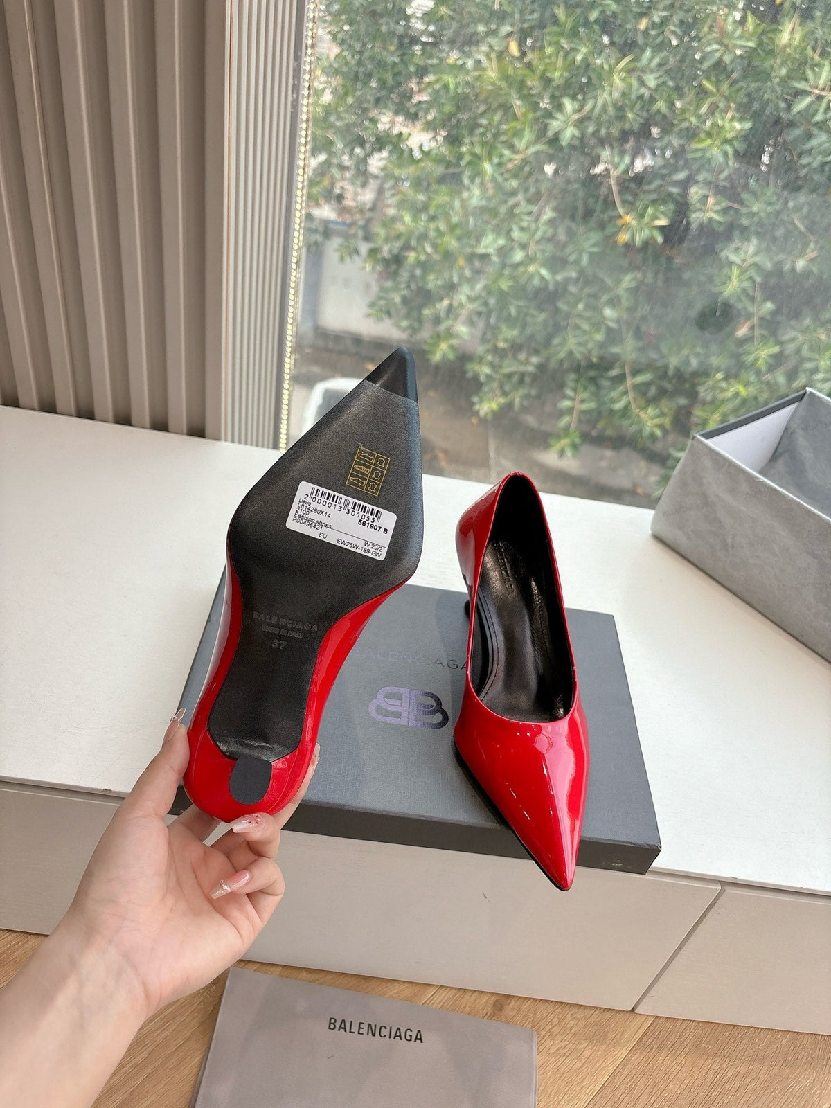 HIGH PUMPS IN CLASSIC RED PATENT CALFSKIN