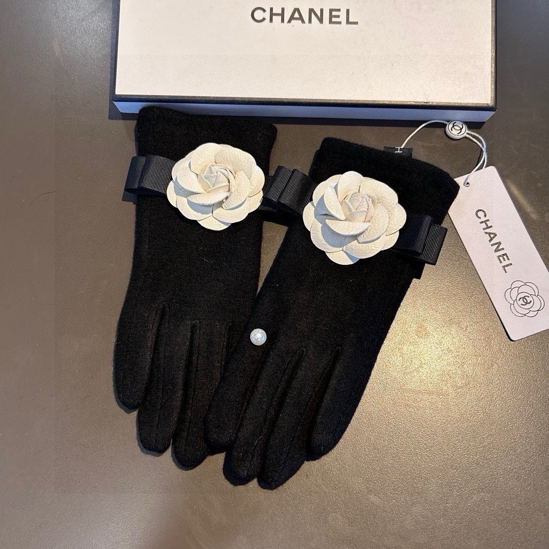 GLOVES IN BLACK WOOL WITH WHITE FLOWER 456326