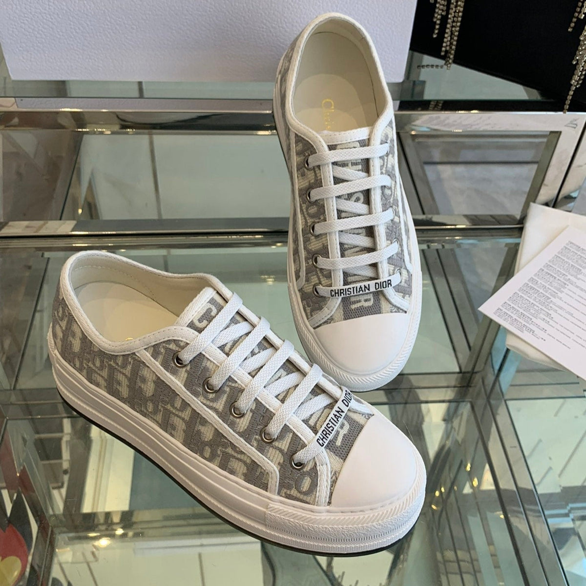 WALK'N PLATFORM SNEAKER IN DOLPHIN GRAY EMBROIDERY ICONIC PATTERNS FABRIC