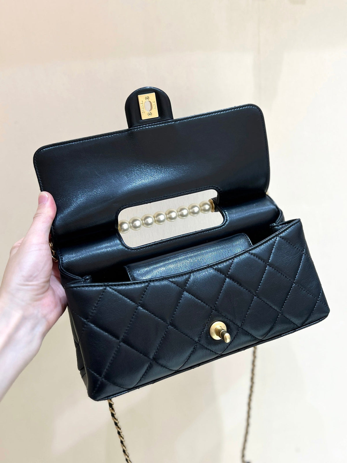 PEARL TOP HANDLE BAG 25 IN BLACK LAMBSKIN GOLD HARDWARE