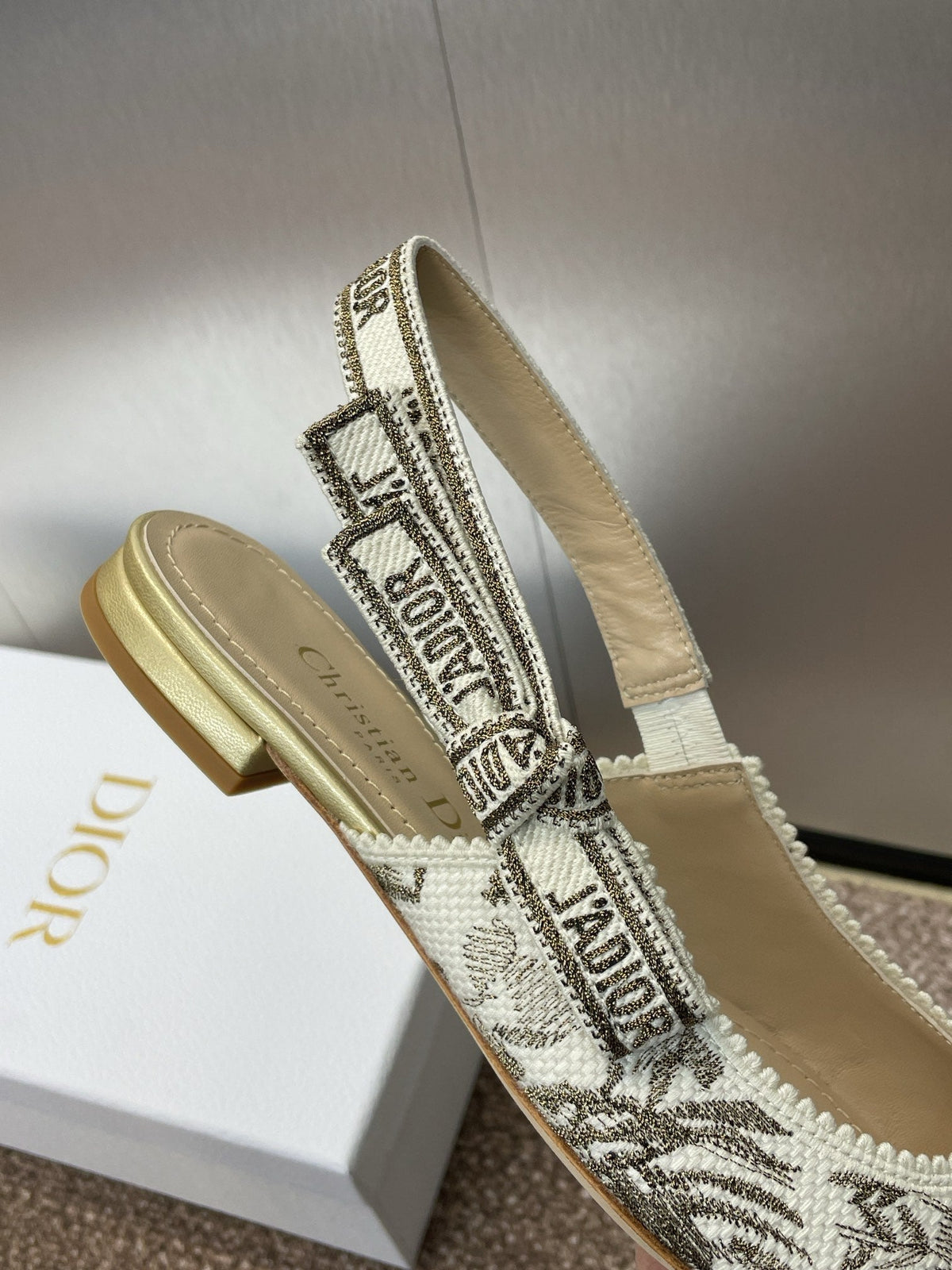 J'ADIOR SLINGBACK PUMP WHITE AND GOLD-TONE MILLEFIORI JACQUARD