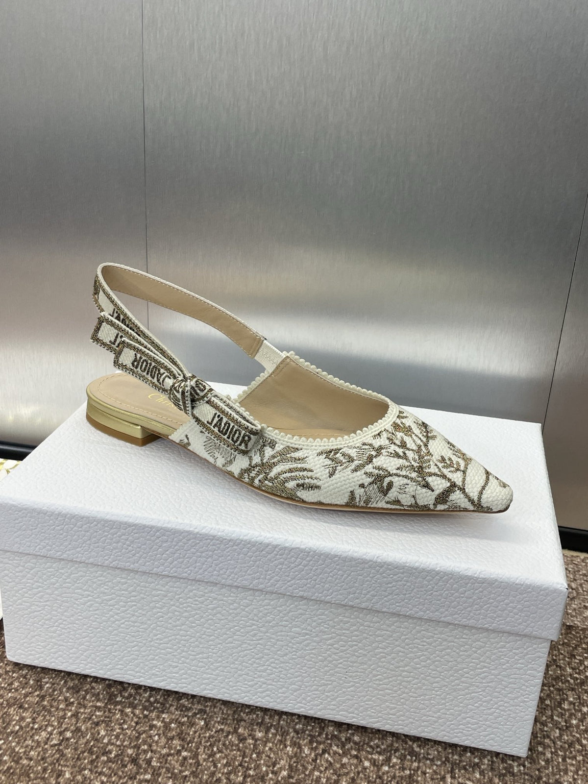 J'ADIOR SLINGBACK PUMP WHITE AND GOLD-TONE MILLEFIORI JACQUARD