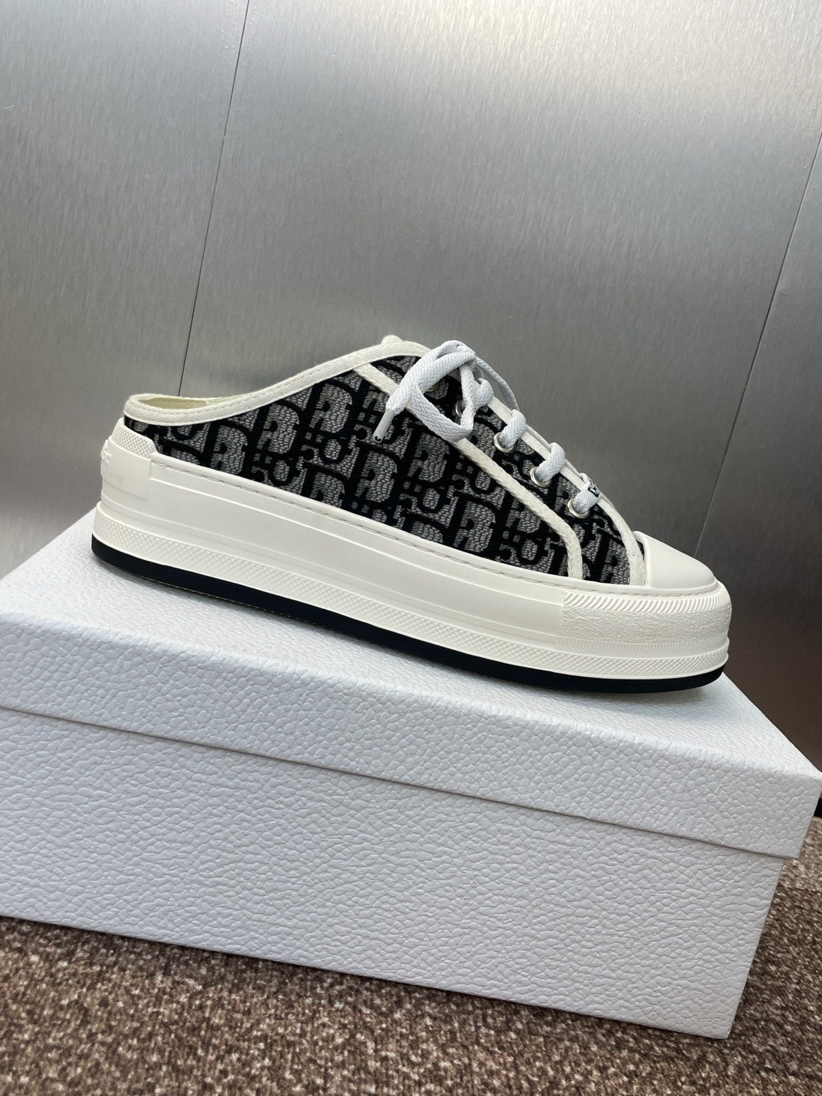 DIOR 25S WALK'N' SNEAKER IN BLACK WHITE OBLIQUE EMBROIDERED COTTON