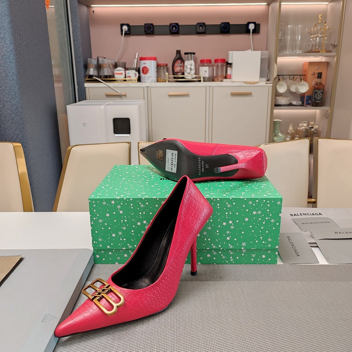 POINTED BB GOLD BUCKLE HIGH PUMPS IN RED CROCODILE PATTERN CALFSKIN