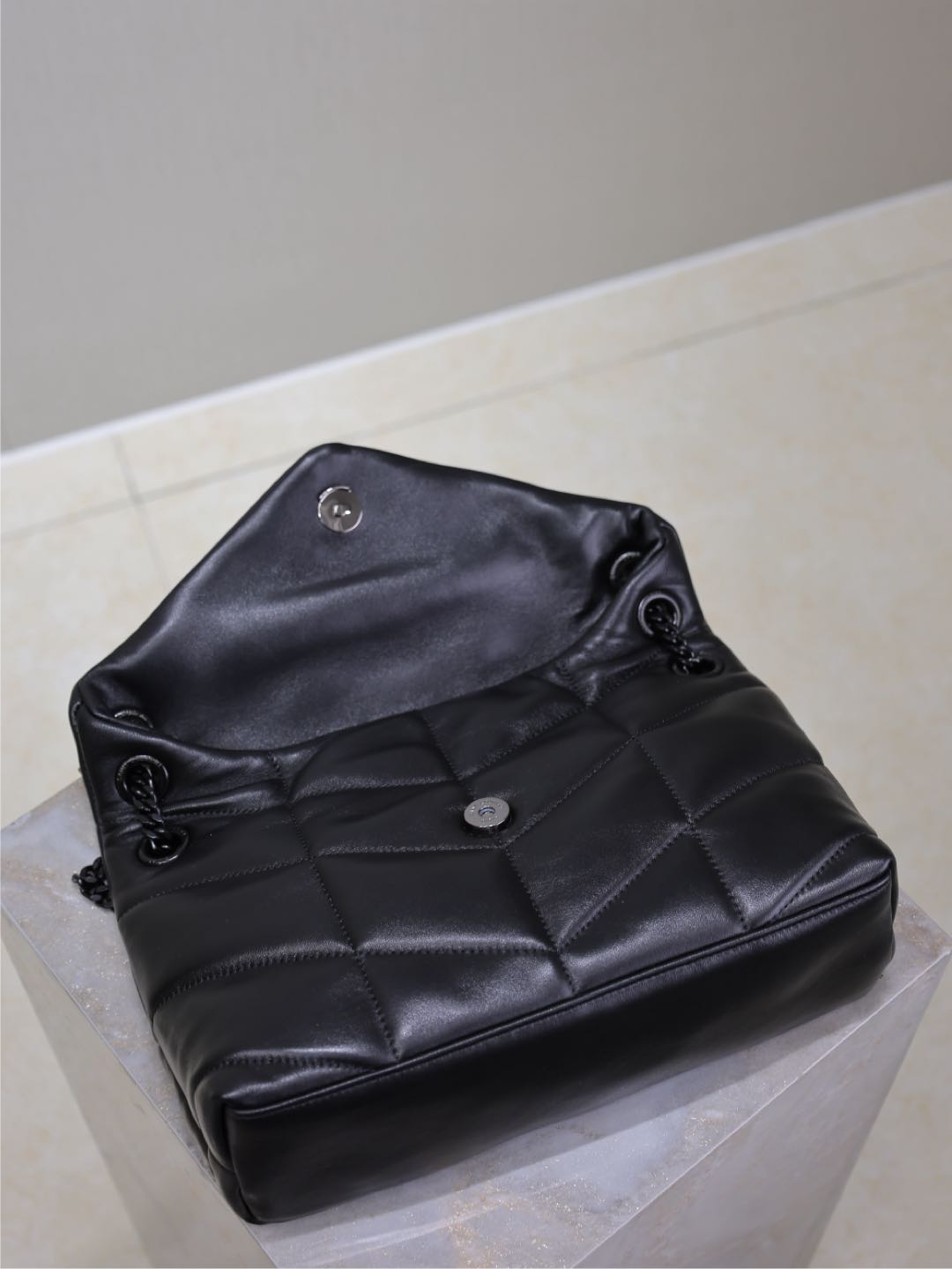 YSL 25S LOULOU PUFFER MM 29 IN BLACK CALFSKIN BLACK HARDWARE