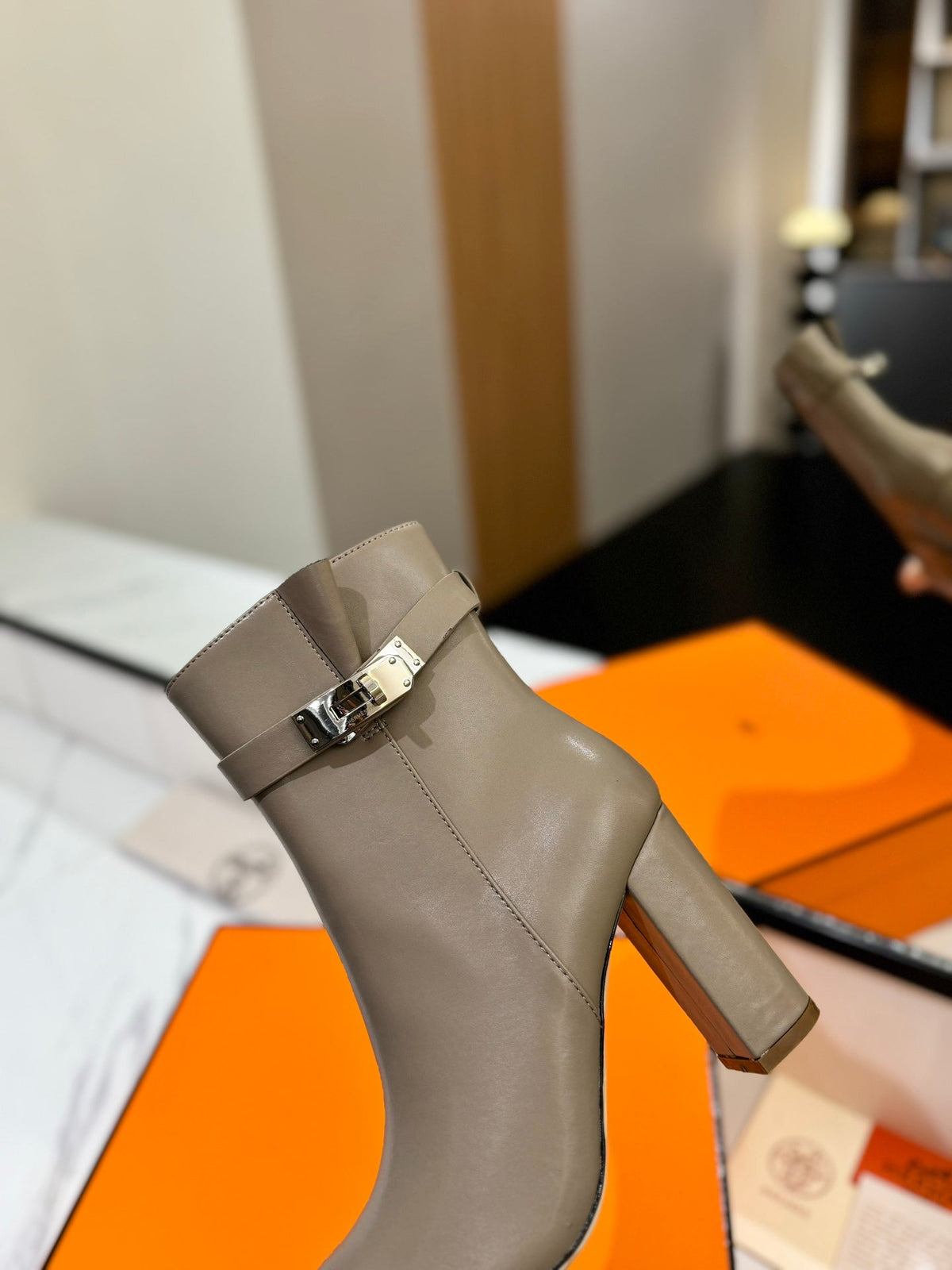HM 26S ANKLE BOOTS 85 MM IN GREYISH BEIGE CALFSKIN