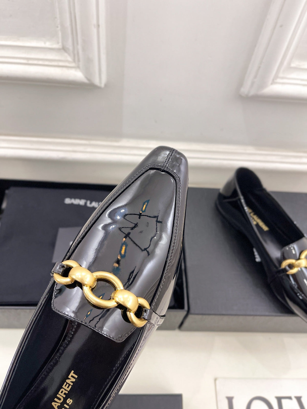 FLAT LOAFERS WITH GOLD CHAIN IN BLACK GLOSSY CALFSKIN