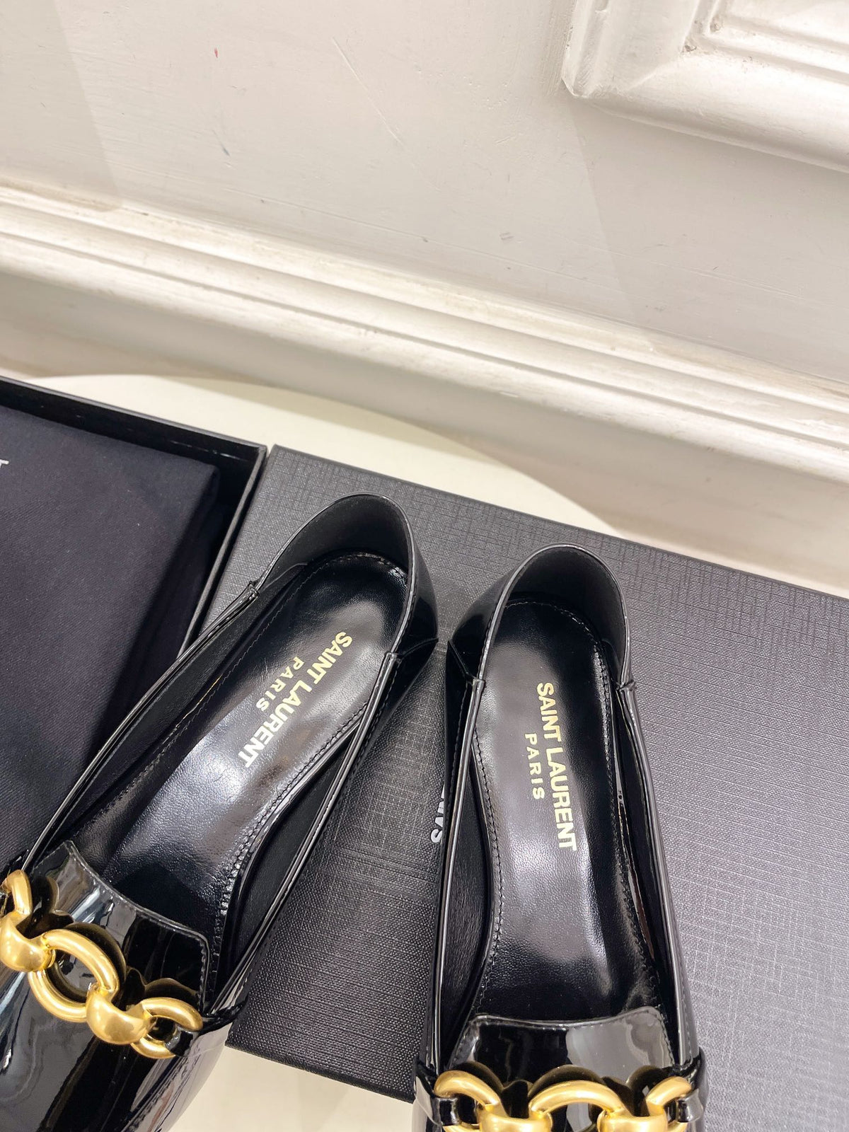 FLAT LOAFERS WITH GOLD CHAIN IN BLACK GLOSSY CALFSKIN