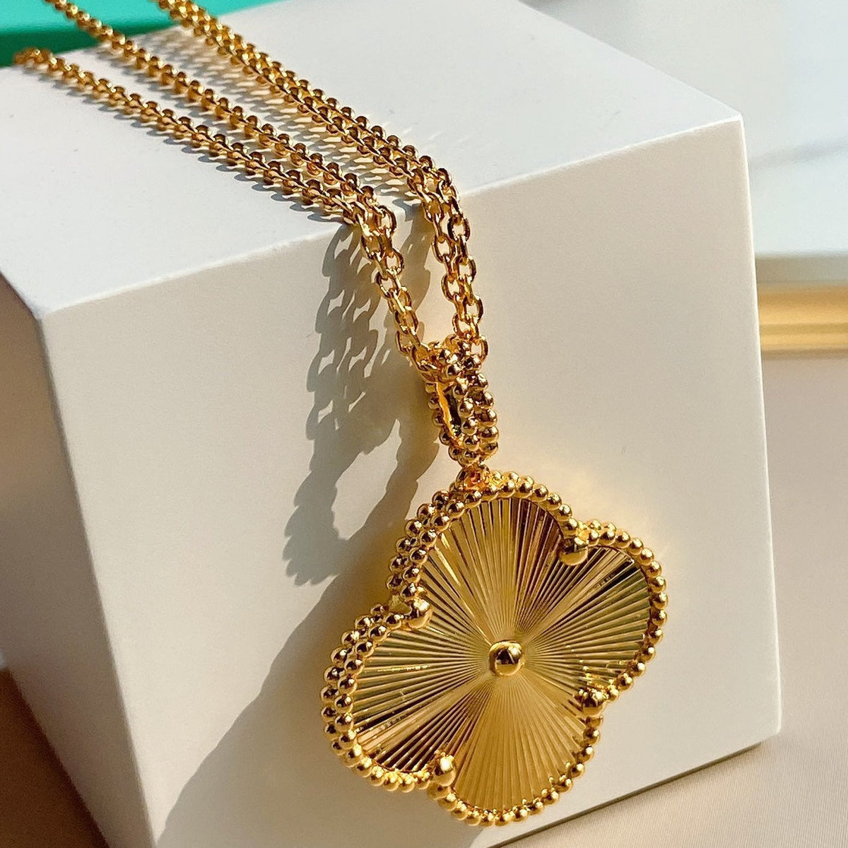 VINTAGE CLOVER PEDANT NECKLACE GOLD