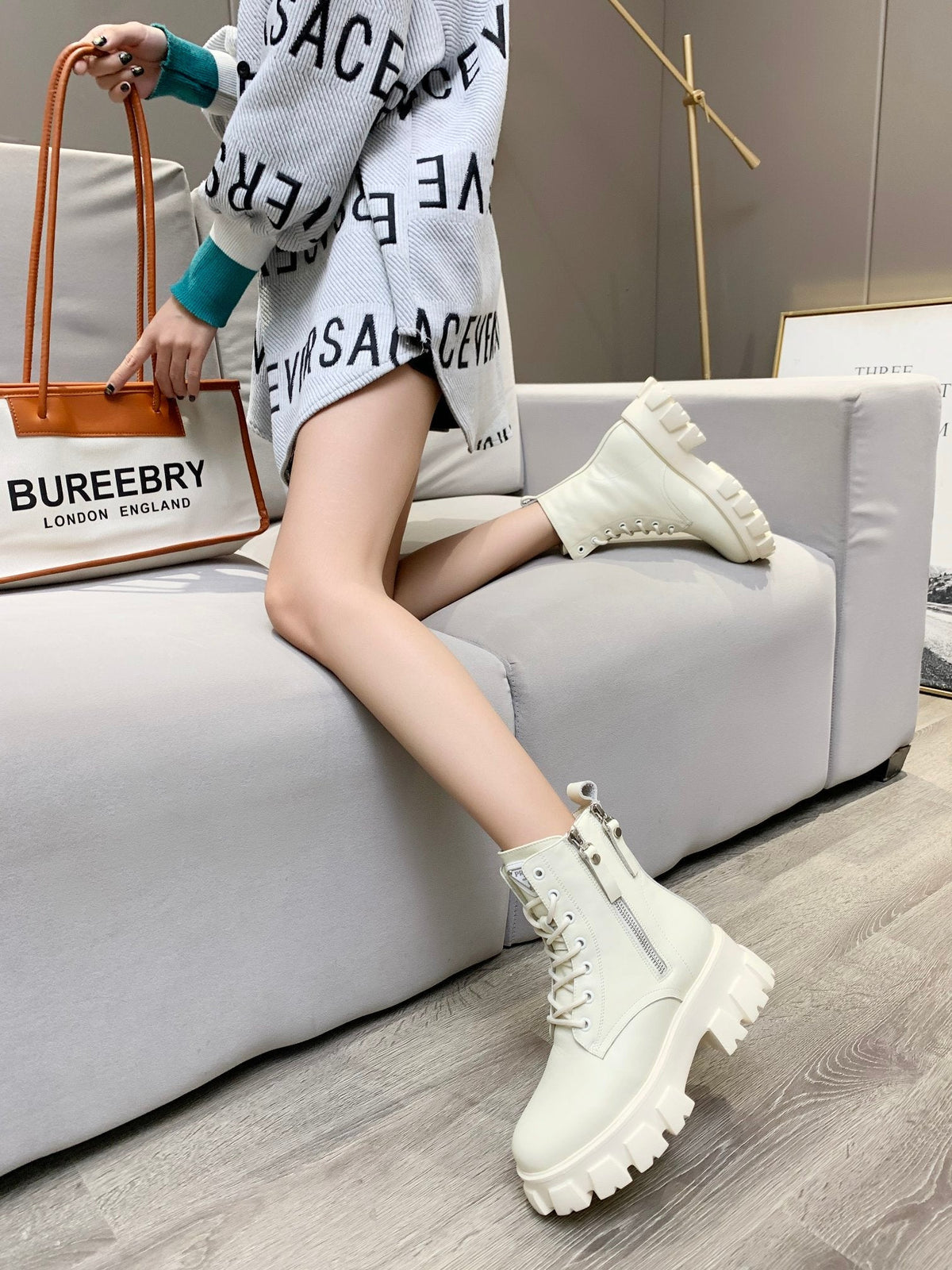 PRADA 25S SNOW BOOTS  IN WHITE CALFSKIN
