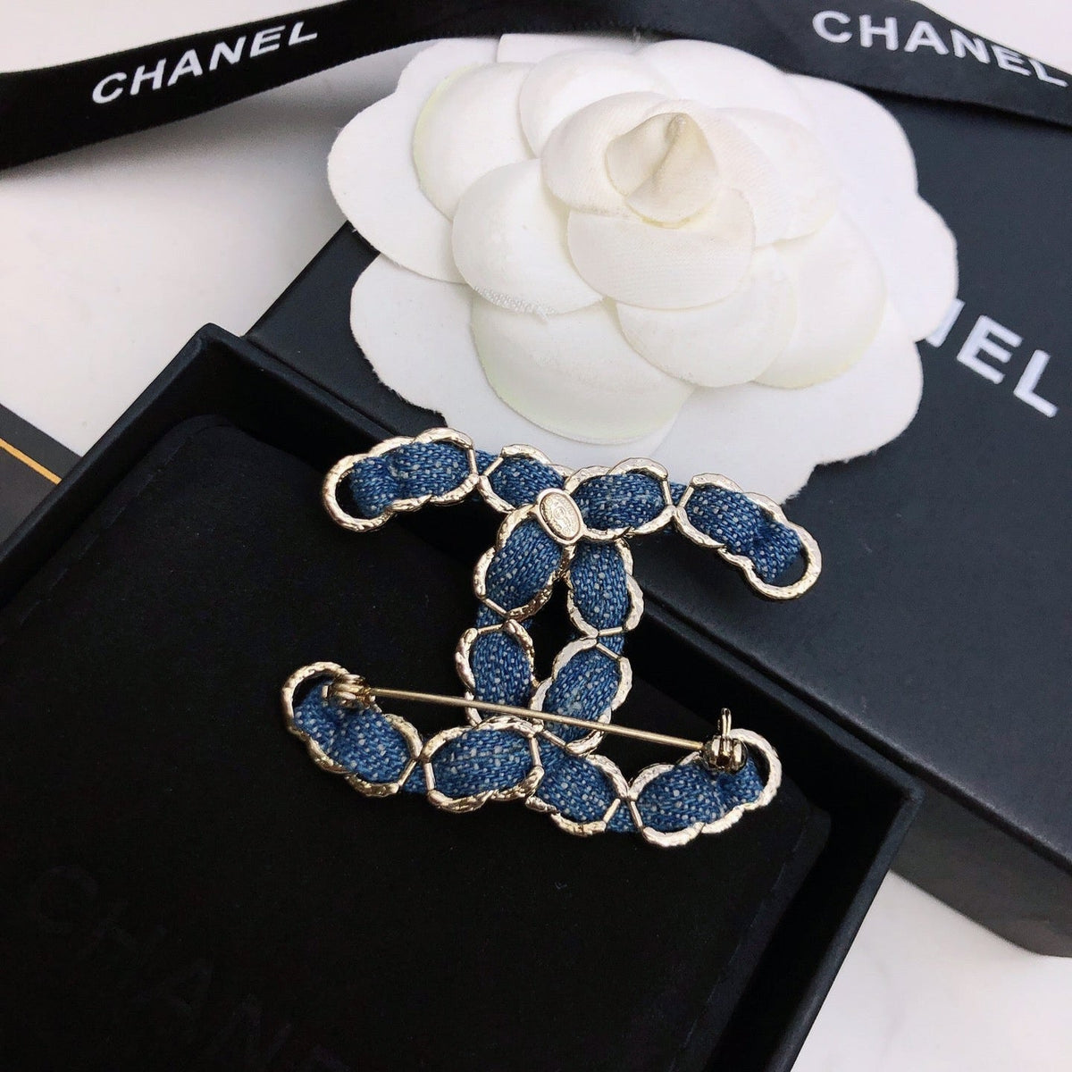 DOUBLE C BROOCH IN GOLD METAL WITH BLUE DENIM THREADED CHAIN