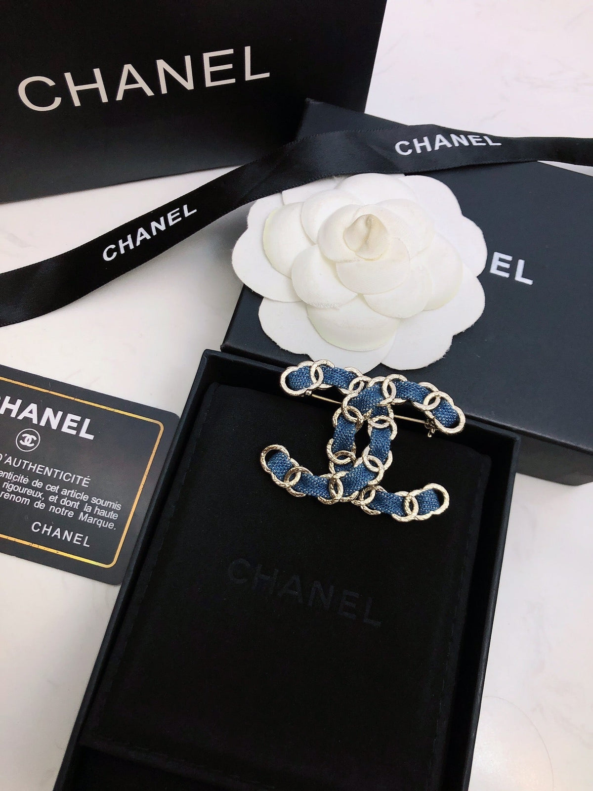 DOUBLE C BROOCH IN GOLD METAL WITH BLUE DENIM THREADED CHAIN
