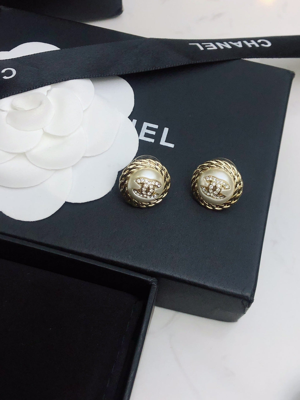 CHANEL 26S DOUBLE C LOGO VINTAGE ROPE BORDER STUD EARRINGS IN GOLD METAL 633329