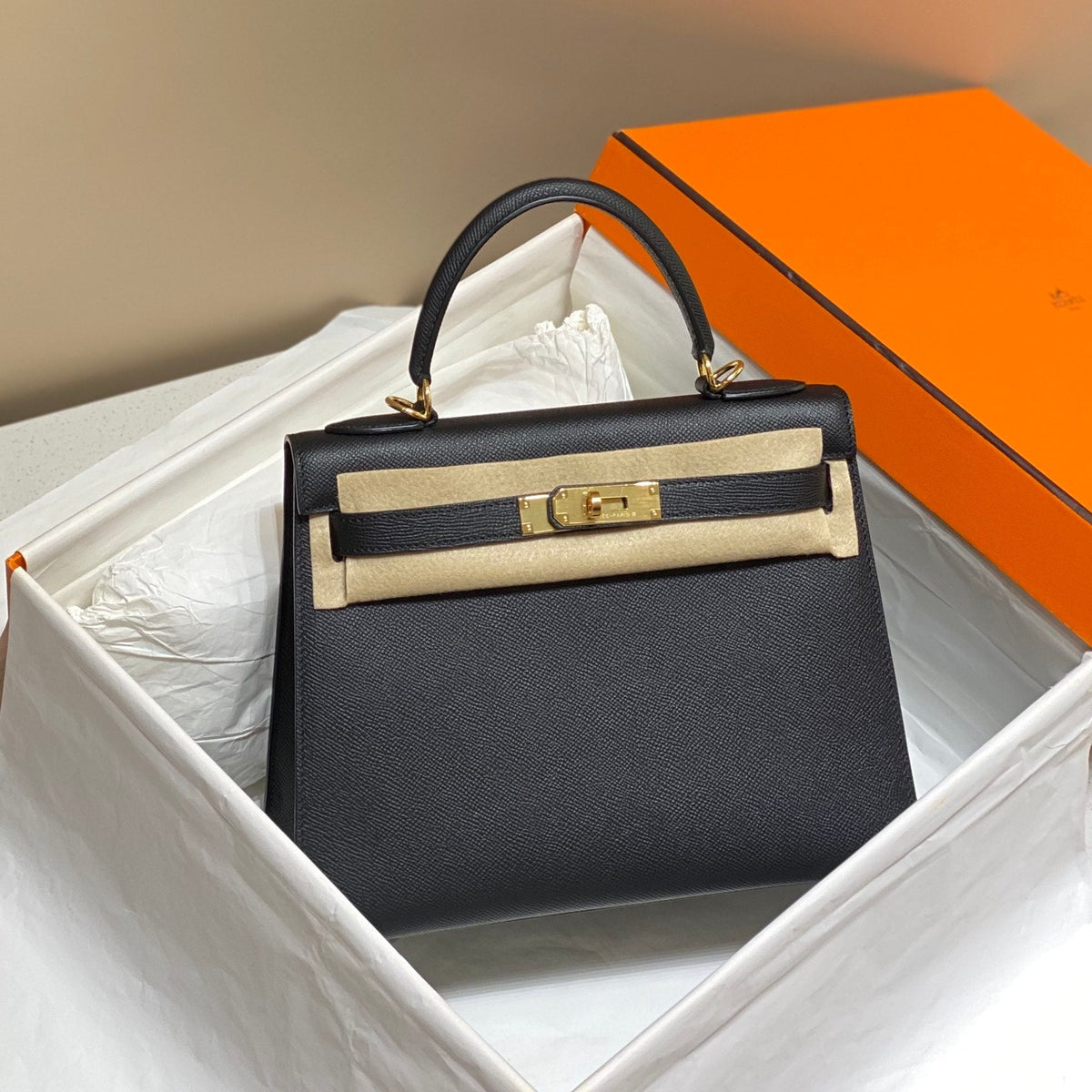 KELLY 28CM IN NOIR EPSOM CALFSKIN GOLD HARDWARE
